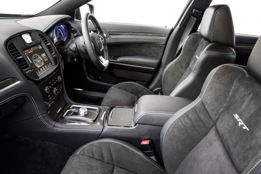 Интерьер Chrysler 300 SRT (LX2) 2015 года  (AU) (фото 4 из 31)